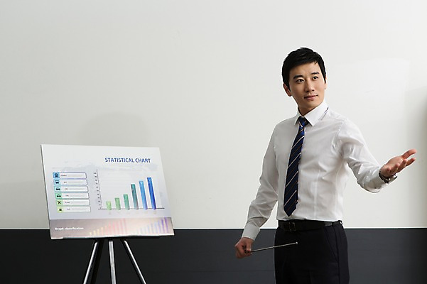 포토 JPG 스튜디오촬영 남자 비즈니스 통계 넥타이 그래프 실내 설명 한명 서기 사람 정장 손짓 상반신 성인 앞모습 30대 비즈니스라이프 자료 한국인 가리킴 업무 직장인 비즈니스맨 발표 막대기 프레젠테이션 성인남자한명만 장년만 장년남자만 장년남자한명만 국내포토 직업 1 라이프스타일 잡화 옷 뷰포인트 모션 동양인 내부 장년 작업 남자만 남자한명만 성인남자만 성인만 파일형식