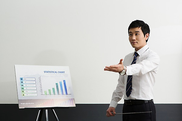 포토 JPG 스튜디오촬영 남자 비즈니스 통계 넥타이 그래프 실내 설명 한명 서기 사람 정장 손짓 상반신 성인 옆모습 30대 비즈니스라이프 자료 한국인 가리킴 업무 직장인 비즈니스맨 발표 막대기 프레젠테이션 성인남자한명만 장년만 장년남자만 장년남자한명만 국내포토 직업 1 라이프스타일 잡화 옷 뷰포인트 모션 동양인 내부 장년 작업 남자만 남자한명만 성인남자만 성인만 파일형식