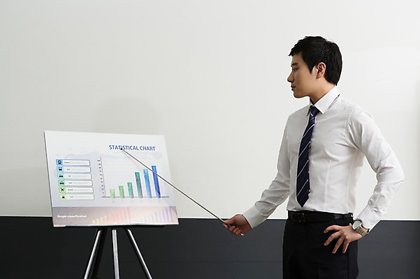 포토 JPG 스튜디오촬영 남자 비즈니스 통계 넥타이 그래프 실내 설명 한명 서기 사람 정장 상반신 성인 옆모습 30대 비즈니스라이프 자료 한국인 가리킴 업무 직장인 비즈니스맨 발표 막대기 프레젠테이션 성인남자한명만 장년만 장년남자만 장년남자한명만 국내포토 직업 1 라이프스타일 잡화 옷 뷰포인트 모션 동양인 손짓 내부 장년 작업 남자만 남자한명만 성인남자만 성인만 파일형식