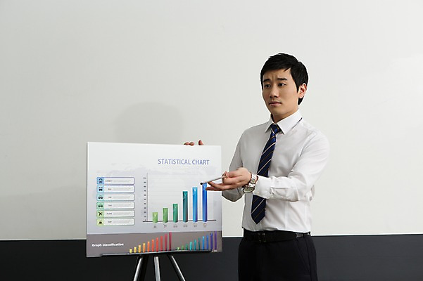포토 JPG 스튜디오촬영 남자 비즈니스 통계 넥타이 그래프 실내 설명 한명 서기 사람 정장 상반신 성인 앞모습 30대 비즈니스라이프 자료 한국인 업무 직장인 비즈니스맨 발표 막대기 프레젠테이션 성인남자한명만 장년만 장년남자만 장년남자한명만 국내포토 직업 1 라이프스타일 잡화 옷 뷰포인트 모션 동양인 내부 장년 작업 남자만 남자한명만 성인남자만 성인만 파일형식