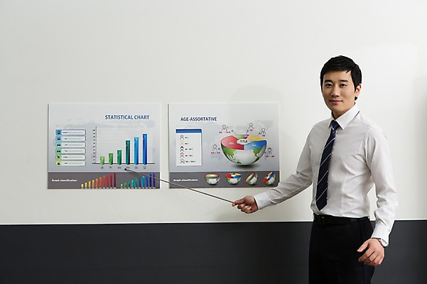 포토 JPG 스튜디오촬영 남자 비즈니스 통계 넥타이 그래프 실내 설명 한명 서기 웃음 사람 정장 상반신 성인 앞모습 30대 비즈니스라이프 자료 한국인 가리킴 업무 직장인 비즈니스맨 발표 막대기 프레젠테이션 성인남자한명만 장년만 장년남자만 장년남자한명만 국내포토 직업 1 라이프스타일 잡화 옷 뷰포인트 모션 표정 동양인 손짓 내부 장년 작업 남자만 남자한명만 성인남자만 성인만 파일형식