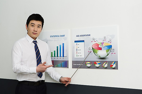 포토 JPG 스튜디오촬영 남자 비즈니스 통계 넥타이 그래프 실내 설명 한명 서기 들기 사람 정장 상반신 성인 앞모습 30대 비즈니스라이프 자료 한국인 가리킴 업무 직장인 비즈니스맨 발표 막대기 프레젠테이션 성인남자한명만 장년만 장년남자만 장년남자한명만 국내포토 직업 1 라이프스타일 잡화 옷 뷰포인트 모션 동양인 손짓 내부 장년 작업 남자만 남자한명만 성인남자만 성인만 파일형식