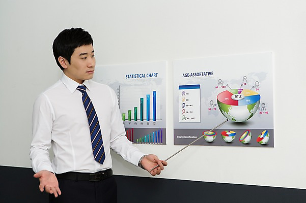 포토 JPG 스튜디오촬영 남자 비즈니스 통계 넥타이 그래프 실내 설명 한명 서기 사람 정장 상반신 성인 옆모습 30대 비즈니스라이프 자료 한국인 가리킴 업무 직장인 비즈니스맨 발표 막대기 프레젠테이션 성인남자한명만 장년만 장년남자만 장년남자한명만 국내포토 직업 1 라이프스타일 잡화 옷 뷰포인트 모션 동양인 손짓 내부 장년 작업 남자만 남자한명만 성인남자만 성인만 파일형식