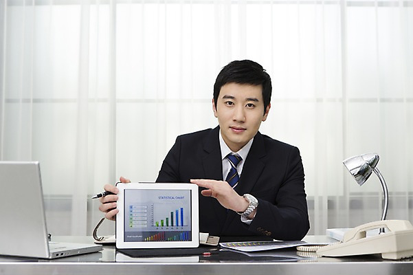 포토 JPG 스튜디오촬영 남자 비즈니스 통계 탁자 넥타이 그래프 전등 실내 설명 한명 들기 사람 앉기 정장 상반신 성인 앞모습 30대 비즈니스라이프 노트북 태블릿 펜 자료 한국인 스탠드 업무 직장인 비즈니스맨 전화기 책상 성인남자한명만 장년만 장년남자만 장년남자한명만 국내포토 직업 1 라이프스타일 잡화 옷 뷰포인트 가구 모션 조명 동양인 내부 장년 전자제품 스마트기기 필기구 작업 남자만 남자한명만 성인남자만 성인만 파일형식