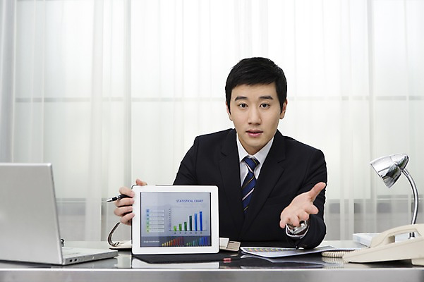 포토 JPG 스튜디오촬영 남자 비즈니스 통계 탁자 넥타이 그래프 전등 실내 설명 한명 들기 사람 앉기 정장 손짓 상반신 성인 앞모습 30대 비즈니스라이프 노트북 태블릿 펜 자료 한국인 스탠드 가리킴 업무 직장인 비즈니스맨 전화기 책상 성인남자한명만 장년만 장년남자만 장년남자한명만 국내포토 직업 1 라이프스타일 잡화 옷 뷰포인트 가구 모션 조명 동양인 내부 장년 전자제품 스마트기기 필기구 작업 남자만 남자한명만 성인남자만 성인만 파일형식