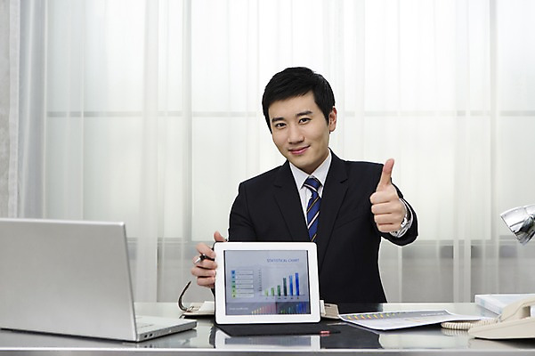 포토 JPG 스튜디오촬영 남자 비즈니스 통계 탁자 넥타이 그래프 전등 실내 설명 한명 웃음 들기 사람 앉기 정장 손짓 상반신 성인 앞모습 30대 비즈니스라이프 노트북 태블릿 펜 자료 한국인 엄지손가락 스탠드 최고 업무 직장인 비즈니스맨 전화기 책상 성인남자한명만 장년만 장년남자만 장년남자한명만 국내포토 직업 1 라이프스타일 잡화 옷 뷰포인트 가구 손가락 모션 조명 표정 동양인 내부 장년 전자제품 스마트기기 필기구 작업 남자만 남자한명만 성인남자만 성인만 파일형식