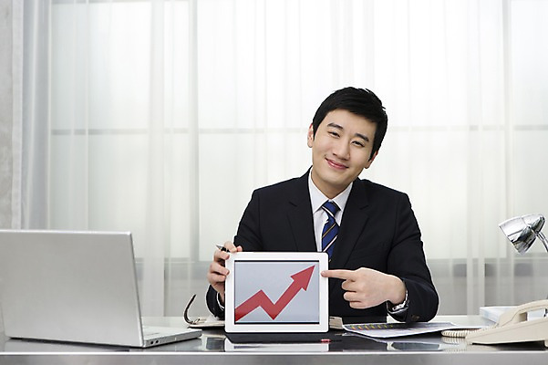 포토 JPG 스튜디오촬영 남자 화살표 비즈니스 통계 탁자 넥타이 그래프 전등 실내 설명 한명 웃음 들기 사람 앉기 정장 손짓 상반신 성인 앞모습 30대 비즈니스라이프 노트북 태블릿 펜 자료 한국인 스탠드 가리킴 업무 직장인 비즈니스맨 전화기 책상 상승 성인남자한명만 장년만 장년남자만 장년남자한명만 국내포토 직업 1 라이프스타일 잡화 옷 뷰포인트 가구 컨셉 모션 조명 표정 동양인 내부 장년 전자제품 스마트기기 필기구 작업 남자만 남자한명만 성인남자만 성인만 파일형식