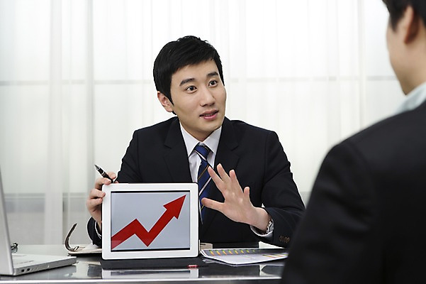 포토 JPG 스튜디오촬영 남자 화살표 비즈니스 통계 탁자 넥타이 그래프 실내 설명 들기 사람 앉기 동양인 정장 손짓 상반신 성인 두명 30대 비즈니스라이프 노트북 태블릿 펜 자료 한국인 업무 직장인 비즈니스맨 책상 상승 성인남자만 장년만 장년남자만 국내포토 직업 라이프스타일 잡화 옷 가구 컨셉 모션 인종 내부 장년 전자제품 스마트기기 필기구 작업 남자만 성인만 파일형식