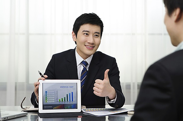 포토 JPG 스튜디오촬영 남자 비즈니스 통계 탁자 넥타이 그래프 실내 설명 웃음 들기 사람 앉기 동양인 정장 손짓 상반신 성인 두명 30대 비즈니스라이프 노트북 태블릿 펜 자료 한국인 엄지손가락 최고 업무 직장인 비즈니스맨 책상 성인남자만 장년만 장년남자만 국내포토 직업 라이프스타일 잡화 옷 가구 손가락 모션 표정 인종 내부 장년 전자제품 스마트기기 필기구 작업 남자만 성인만 파일형식