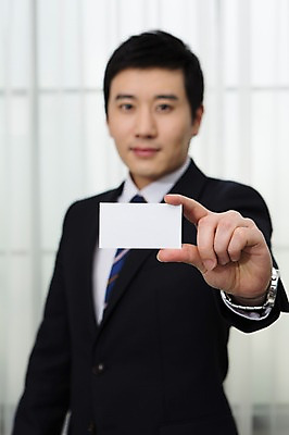 포토 JPG 스튜디오촬영 남자 종이 비즈니스 명함 넥타이 안내 프레임 실내 한명 서기 들기 사람 정장 상반신 성인 앞모습 아웃포커스 30대 비즈니스라이프 한국인 직장인 비즈니스맨 성인남자한명만 장년만 장년남자만 장년남자한명만 국내포토 직업 1 라이프스타일 잡화 옷 뷰포인트 모션 촬영기법 동양인 내부 장년 남자만 남자한명만 성인남자만 성인만 파일형식