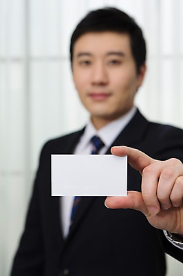 포토 JPG 스튜디오촬영 남자 종이 비즈니스 명함 넥타이 안내 프레임 실내 한명 서기 들기 사람 정장 상반신 성인 앞모습 아웃포커스 30대 비즈니스라이프 한국인 직장인 비즈니스맨 성인남자한명만 장년만 장년남자만 장년남자한명만 국내포토 직업 1 라이프스타일 잡화 옷 뷰포인트 모션 촬영기법 동양인 내부 장년 남자만 남자한명만 성인남자만 성인만 파일형식