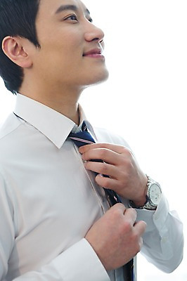 포토 JPG 스튜디오촬영 남자 비즈니스 넥타이 실내 한명 서기 웃음 사람 정장 손짓 상반신 성인 옆모습 30대 비즈니스라이프 한국인 직장인 비즈니스맨 성인남자한명만 장년만 장년남자만 장년남자한명만 국내포토 직업 1 라이프스타일 잡화 옷 뷰포인트 모션 표정 동양인 내부 장년 남자만 남자한명만 성인남자만 성인만 파일형식