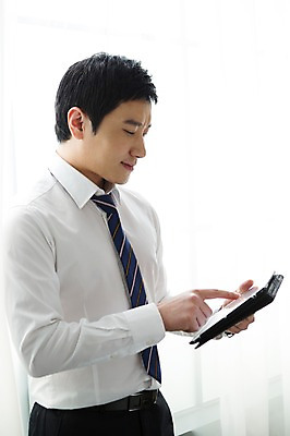 포토 JPG 스튜디오촬영 응시 남자 비즈니스 넥타이 실내 한명 서기 웃음 들기 사람 정장 상반신 성인 옆모습 30대 비즈니스라이프 스마트기기 태블릿 한국인 직장인 비즈니스맨 성인남자한명만 장년만 장년남자만 장년남자한명만 국내포토 직업 1 라이프스타일 시선 잡화 옷 뷰포인트 모션 표정 동양인 내부 장년 전자제품 남자만 남자한명만 성인남자만 성인만 파일형식