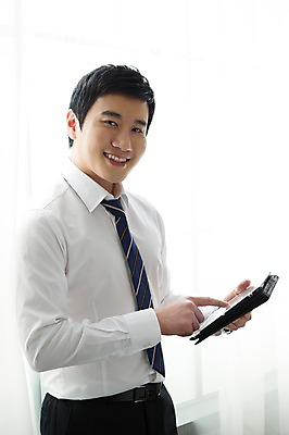 포토 JPG 스튜디오촬영 남자 비즈니스 넥타이 실내 한명 서기 웃음 들기 사람 정장 상반신 성인 옆모습 30대 비즈니스라이프 스마트기기 태블릿 한국인 직장인 비즈니스맨 성인남자한명만 장년만 장년남자만 장년남자한명만 국내포토 직업 1 라이프스타일 잡화 옷 뷰포인트 모션 표정 동양인 내부 장년 전자제품 남자만 남자한명만 성인남자만 성인만 파일형식