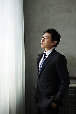 포토 JPG 스튜디오촬영 남자 비즈니스 창문 넥타이 실내 한명 서기 사람 정장 상반신 성인 옆모습 30대 비즈니스라이프 한국인 커튼 직장인 비즈니스맨 찡그림 창가 고민 서랍장 성인남자한명만 장년만 장년남자만 장년남자한명만 국내포토 직업 1 라이프스타일 잡화 옷 감정 뷰포인트 가구 모션 표정 동양인 내부 장년 남자만 남자한명만 성인남자만 성인만 파일형식