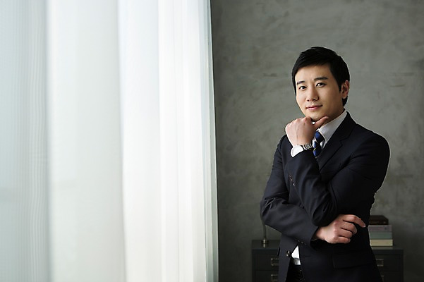 포토 JPG 스튜디오촬영 남자 비즈니스 창문 넥타이 실내 한명 서기 사람 정장 손짓 상반신 성인 옆모습 30대 비즈니스라이프 한국인 커튼 직장인 비즈니스맨 창가 서랍장 성인남자한명만 장년만 장년남자만 장년남자한명만 국내포토 직업 1 라이프스타일 잡화 옷 뷰포인트 가구 모션 동양인 내부 장년 남자만 남자한명만 성인남자만 성인만 파일형식