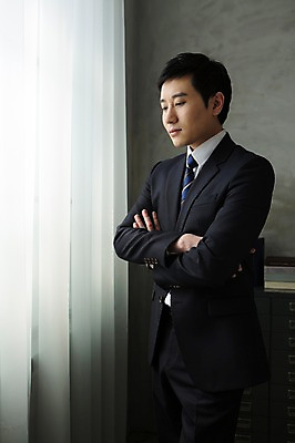 포토 JPG 스튜디오촬영 남자 비즈니스 창문 넥타이 실내 한명 서기 사람 정장 손짓 상반신 성인 옆모습 30대 비즈니스라이프 팔짱 한국인 커튼 직장인 비즈니스맨 창가 서랍장 성인남자한명만 장년만 장년남자만 장년남자한명만 국내포토 직업 1 라이프스타일 잡화 옷 뷰포인트 가구 모션 동양인 내부 장년 남자만 남자한명만 성인남자만 성인만 파일형식