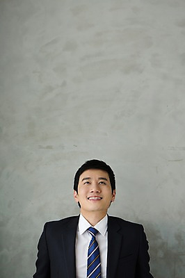 포토 JPG 스튜디오촬영 남자 비즈니스 넥타이 실내 한명 서기 웃음 사람 정장 상반신 성인 앞모습 30대 비즈니스라이프 한국인 직장인 비즈니스맨 성인남자한명만 장년만 장년남자만 장년남자한명만 국내포토 직업 1 라이프스타일 잡화 옷 뷰포인트 모션 표정 동양인 내부 장년 남자만 남자한명만 성인남자만 성인만 파일형식