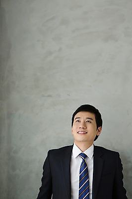 포토 JPG 스튜디오촬영 남자 비즈니스 넥타이 실내 한명 서기 웃음 사람 정장 상반신 성인 앞모습 30대 비즈니스라이프 한국인 직장인 비즈니스맨 성인남자한명만 장년만 장년남자만 장년남자한명만 국내포토 직업 1 라이프스타일 잡화 옷 뷰포인트 모션 표정 동양인 내부 장년 남자만 남자한명만 성인남자만 성인만 파일형식