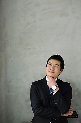 포토 JPG 스튜디오촬영 남자 비즈니스 넥타이 실내 한명 서기 웃음 사람 정장 손짓 상반신 성인 앞모습 30대 비즈니스라이프 한국인 직장인 비즈니스맨 성인남자한명만 장년만 장년남자만 장년남자한명만 국내포토 직업 1 라이프스타일 잡화 옷 뷰포인트 모션 표정 동양인 내부 장년 남자만 남자한명만 성인남자만 성인만 파일형식