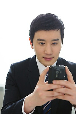 포토 JPG 스튜디오촬영 응시 남자 비즈니스 넥타이 실내 한명 웃음 들기 사람 앉기 정장 상반신 성인 앞모습 30대 비즈니스라이프 스마트폰 핸드폰 한국인 직장인 비즈니스맨 성인남자한명만 장년만 장년남자만 장년남자한명만 국내포토 직업 1 라이프스타일 시선 잡화 옷 뷰포인트 모션 표정 동양인 내부 장년 전자제품 스마트기기 남자만 남자한명만 성인남자만 성인만 파일형식