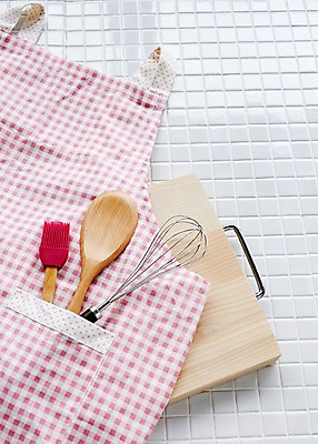 포토 JPG 스튜디오촬영 생활용품 주방용품 도마 실내 사람없음 주방 앞치마 도구 주머니 타일 오브젝트 거품기 주걱 나무도마 국내포토 내부 목재 파일형식