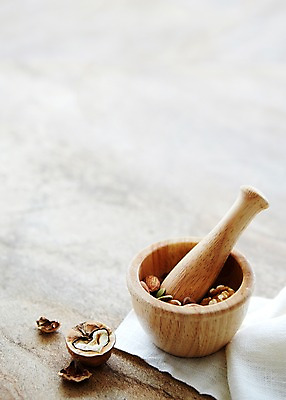 포토 JPG 스튜디오촬영 생활용품 탁자 주방용품 실내 근접촬영 사람없음 목재 아웃포커스 손상 견과류 방망이 도구 오브젝트 호두 아몬드 절구 부럼 국내포토 나무 뷰포인트 가구 컨셉 재료 촬영기법 내부 정월대보름 파일형식