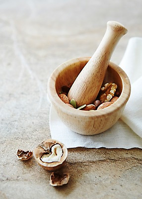 포토 JPG 스튜디오촬영 생활용품 탁자 주방용품 실내 근접촬영 사람없음 목재 아웃포커스 손상 견과류 방망이 도구 오브젝트 호두 아몬드 절구 부럼 국내포토 나무 뷰포인트 가구 컨셉 재료 촬영기법 내부 정월대보름 파일형식