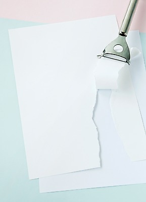 포토 JPG 스튜디오촬영 종이 생활용품 주방용품 실내 사람없음 도구 오브젝트 찢어짐 감자칼 국내포토 모션 내부 칼 파일형식