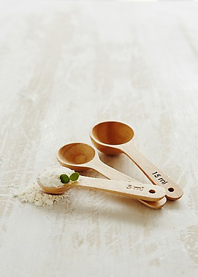 포토 JPG 스튜디오촬영 생활용품 식재료 탁자 주방용품 실내 사람없음 아웃포커스 새싹 숟가락 도구 오브젝트 밀가루 계량스푼 국내포토 식물 가구 촬영기법 수저 내부 가루 파일형식