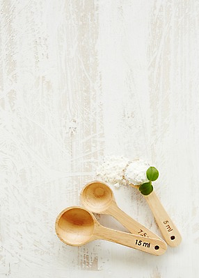 포토 JPG 스튜디오촬영 생활용품 식재료 탁자 주방용품 실내 사람없음 새싹 숟가락 도구 오브젝트 밀가루 계량스푼 국내포토 식물 가구 수저 내부 가루 파일형식