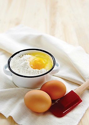 포토 JPG 스튜디오촬영 그릇 식기 생활용품 식재료 탁자 주방용품 실내 사람없음 아웃포커스 수건 계란 도구 오브젝트 밀가루 제빵 주걱 국내포토 가구 촬영기법 내부 위생용품 제과제빵 알 가루 파일형식