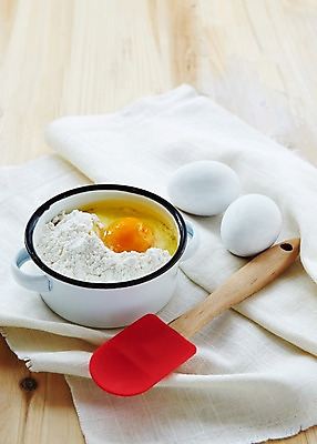 포토 JPG 스튜디오촬영 그릇 식기 생활용품 식재료 탁자 주방용품 실내 사람없음 아웃포커스 수건 계란 도구 오브젝트 밀가루 제빵 주걱 국내포토 가구 촬영기법 내부 위생용품 제과제빵 알 가루 파일형식