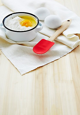 포토 JPG 스튜디오촬영 그릇 식기 생활용품 식재료 탁자 주방용품 실내 사람없음 아웃포커스 수건 계란 도구 오브젝트 밀가루 제빵 주걱 국내포토 가구 촬영기법 내부 위생용품 제과제빵 알 가루 파일형식