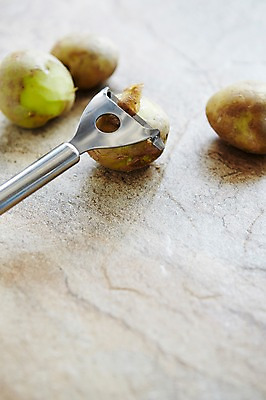 포토 JPG 스튜디오촬영 생활용품 채소 식재료 재료 주방용품 감자 실내 사람없음 아웃포커스 도구 칼 오브젝트 감자칼 국내포토 촬영기법 내부 파일형식