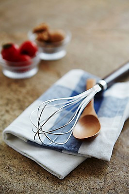 포토 JPG 스튜디오촬영 그릇 생활용품 과일 식재료 방울토마토 주방용품 수저 실내 사람없음 아웃포커스 수건 숟가락 도구 오브젝트 거품기 국내포토 식기 토마토 촬영기법 내부 위생용품 파일형식