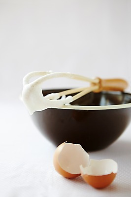 포토 JPG 스튜디오촬영 그릇 식기 생활용품 식재료 주방용품 실내 사람없음 아웃포커스 계란 손상 껍질 도구 계란껍데기 오브젝트 반죽 거품기 국내포토 컨셉 촬영기법 내부 알 파일형식