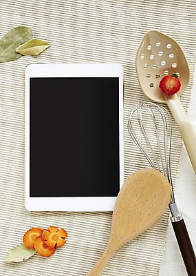 포토 JPG 스튜디오촬영 생활용품 잎 채소 과일 식재료 탁자 딸기 주방용품 실내 사람없음 스마트기기 태블릿 당근 도구 오브젝트 거품기 주걱 국내포토 식물 가구 뿌리채소 내부 전자제품 파일형식