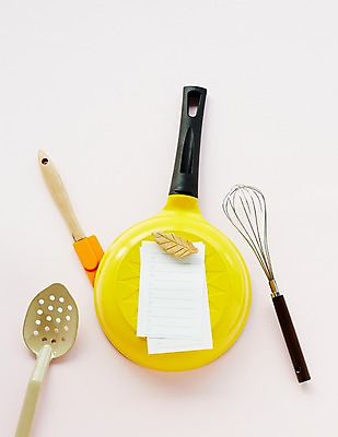 포토 JPG 스튜디오촬영 종이 생활용품 주방용품 나뭇잎 실내 사람없음 도구 메모지 프라이팬 오브젝트 거품기 주걱 국내포토 잎 내부 사무용품 파일형식