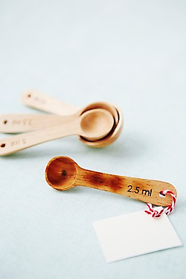 포토 JPG 스튜디오촬영 종이 생활용품 주방용품 실내 사람없음 아웃포커스 꼬리표 라벨 숟가락 도구 오브젝트 계량스푼 국내포토 프레임 촬영기법 수저 내부 파일형식