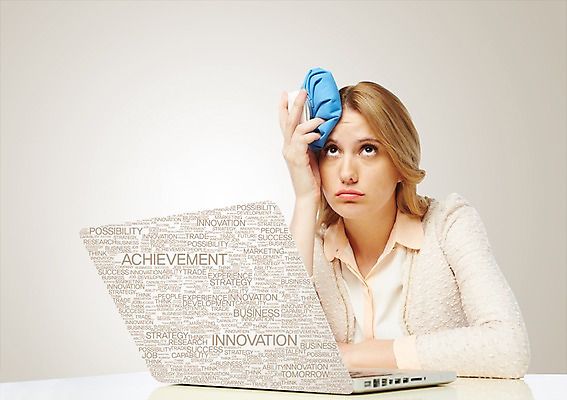 스튜디오촬영 PSD 서양인 외국인 백인 편집 편집이미지 영어 응시 여자 비즈니스 탁자 한명 들기 사람 앉기 상반신 성인 앞모습 옆모습 노트북 컴퓨터 비즈니스우먼 합성 두통 얼음주머니 얼음찜질 얼음팩 여자만 여자한명만 성인여자만 성인만 이미지편집 문자 1 시선 뷰포인트 가구 모션 실내 인종 전자제품 직장인 질병 주머니 파일형식