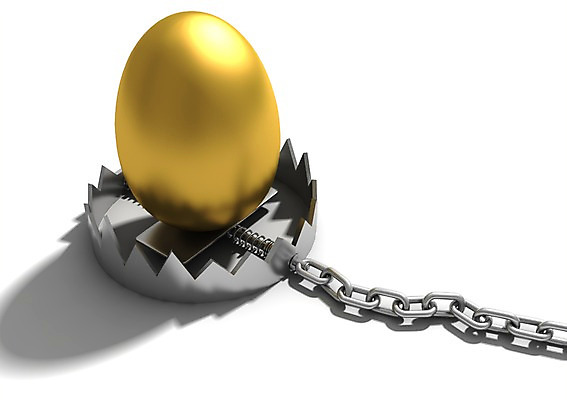 PSD 편집이미지 백그라운드 비즈니스 그림자 사람없음 컴퓨터그래픽 그래픽 금융 3D소스 3D 금속 계란 금색 쇠사슬 황금알 덫 함정 편집소스 편집3D 컬러 재질 경제 알 디지털합성 파일형식