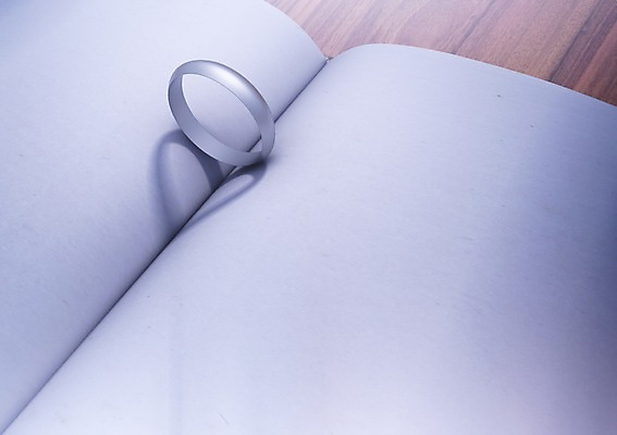 PSD 편집이미지 백그라운드 그림자 사람없음 컴퓨터그래픽 그래픽 책 3D소스 3D 금속 공책 하트 반지 은반지 편집소스 편집3D 모양 장신구 재질 문구용품 디지털합성 파일형식