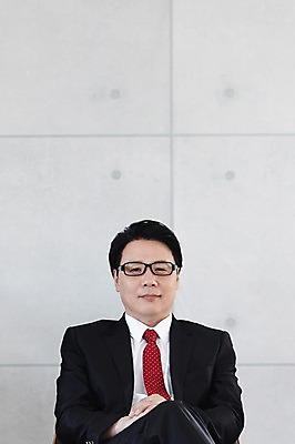 포토 JPG 스튜디오촬영 라이프스타일 남자 안경 벽 40대 의자 비즈니스 중년라이프 실내 한명 사람 앉기 동양인 정장 상반신 라이프 앞모습 한국인 다리꼬기 비즈니스맨 중년남자한명만 국내포토 1 잡화 옷 뷰포인트 중년 가구 모션 인종 내부 생활 직장인 남자한명만 중년남자만 파일형식