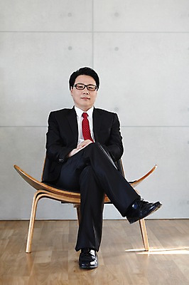 포토 JPG 스튜디오촬영 전신 라이프스타일 남자 안경 벽 40대 의자 비즈니스 중년라이프 실내 한명 사람 앉기 동양인 정장 상반신 라이프 앞모습 한국인 다리꼬기 비즈니스맨 중년남자한명만 국내포토 1 잡화 옷 뷰포인트 중년 가구 모션 인종 내부 생활 직장인 남자한명만 중년남자만 파일형식