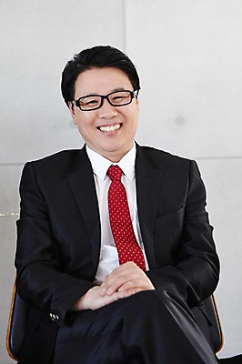 포토 JPG 스튜디오촬영 라이프스타일 남자 안경 벽 40대 의자 비즈니스 중년라이프 실내 한명 웃음 사람 앉기 동양인 정장 상반신 라이프 앞모습 한국인 다리꼬기 비즈니스맨 중년남자한명만 국내포토 1 잡화 옷 뷰포인트 중년 가구 모션 표정 인종 내부 생활 직장인 남자한명만 중년남자만 파일형식