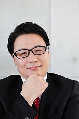 포토 JPG 스튜디오촬영 라이프스타일 남자 안경 벽 40대 비즈니스 중년라이프 실내 한명 사람 동양인 정장 상반신 라이프 앞모습 한국인 비즈니스맨 중년남자한명만 국내포토 1 잡화 옷 뷰포인트 중년 인종 내부 생활 직장인 남자한명만 중년남자만 파일형식