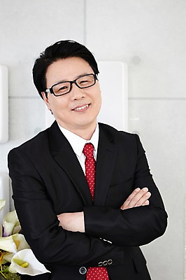 포토 JPG 스튜디오촬영 식물 라이프스타일 남자 꽃 안경 벽 40대 비즈니스 중년라이프 실내 한명 웃음 사람 동양인 정장 상반신 라이프 앞모습 팔짱 한국인 비즈니스맨 중년남자한명만 국내포토 1 잡화 옷 뷰포인트 중년 모션 표정 인종 내부 생활 직장인 남자한명만 중년남자만 파일형식