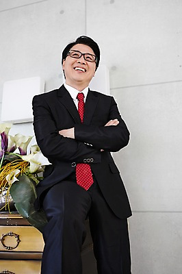 포토 JPG 스튜디오촬영 식물 라이프스타일 응시 남자 꽃 안경 벽 40대 가구 비즈니스 중년라이프 실내 한명 웃음 사람 앉기 동양인 정장 라이프 앞모습 팔짱 한국인 올려보기 비즈니스맨 중년남자한명만 국내포토 1 시선 잡화 옷 뷰포인트 중년 생활용품 모션 표정 인종 내부 생활 직장인 남자한명만 중년남자만 파일형식