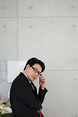 포토 JPG 스튜디오촬영 식물 라이프스타일 응시 남자 꽃 안경 벽 40대 생각 비즈니스 중년라이프 실내 한명 사람 동양인 정장 상반신 라이프 옆모습 한국인 비즈니스맨 고민 중년남자한명만 국내포토 1 시선 잡화 옷 감정 뷰포인트 중년 인종 내부 생활 직장인 남자한명만 중년남자만 파일형식